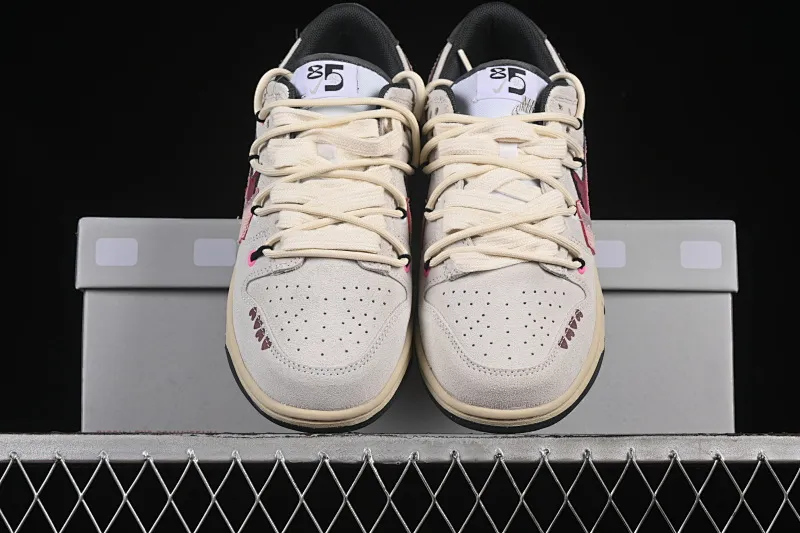 All Categories Nk SB Dunk Series Nk SB Dunk Low Low-top sneakers Nike Dunk Low Panda Prank Film Love Letter Rice Noodle Love Language Low-top casual sneakers HV1800-101